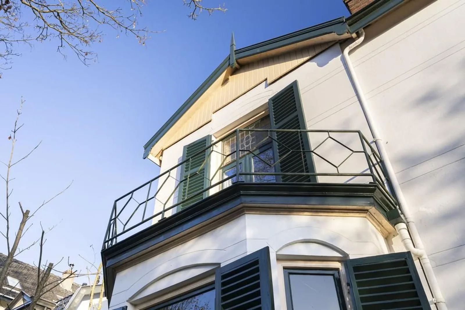 Huize Le Forestel, Baarn – balkon met siersmeedijzeren hekje