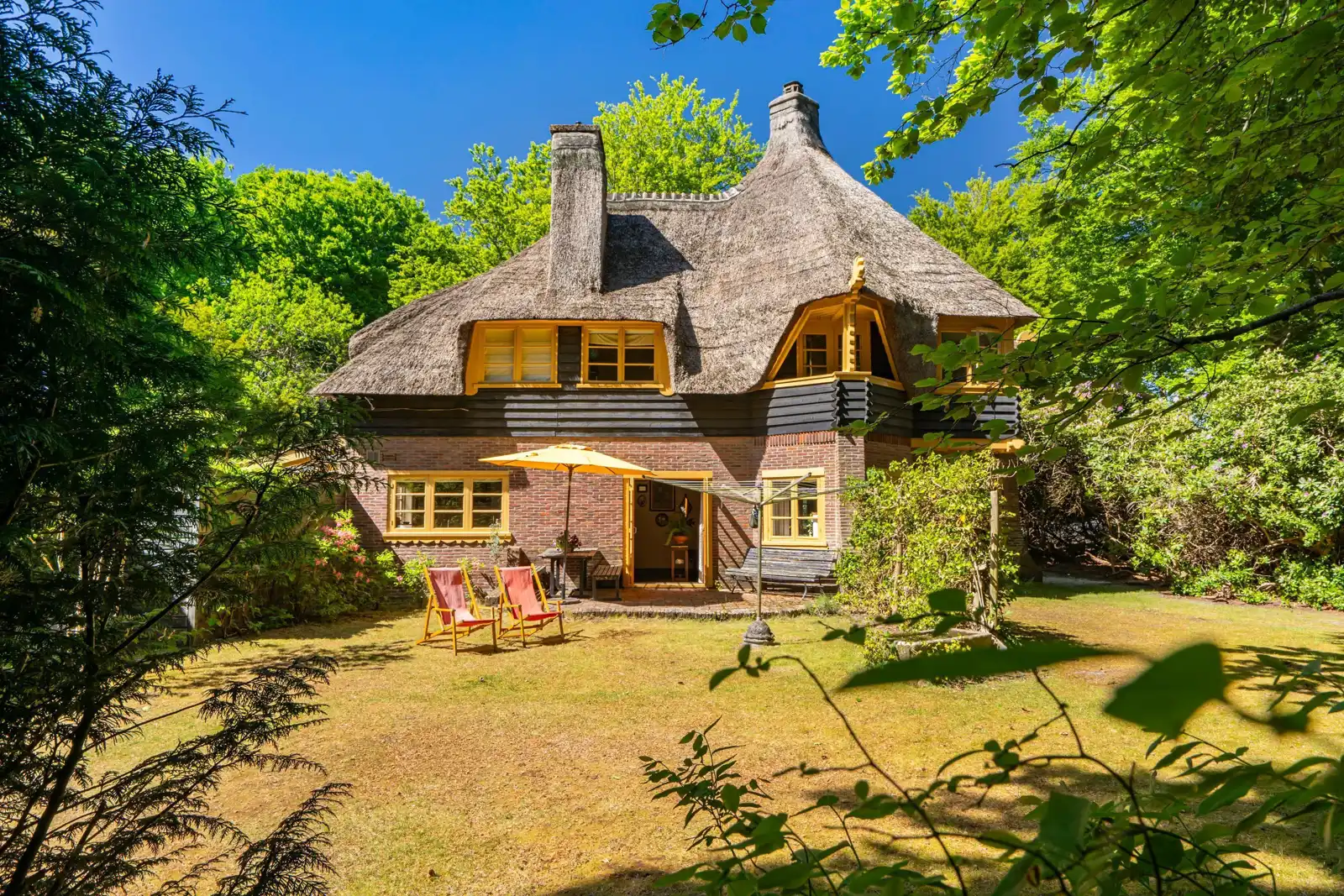 Villa De Boschkant, Bergen (NH) – de villa met het rieten tentdak