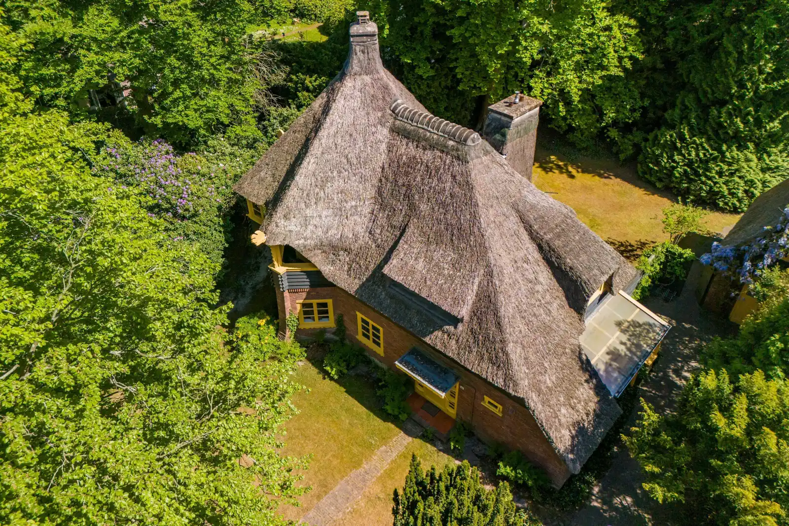 Villa De Boschkant, Bergen (NH) – luchtfoto van de villa in het groen