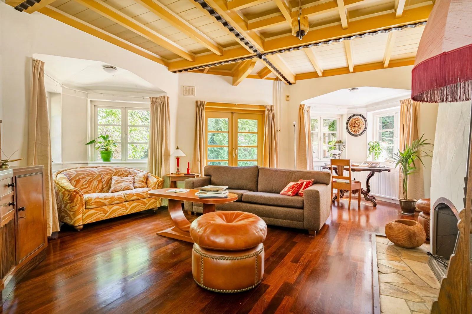 Villa De Boschkant, Bergen (NH) – woonkamer met balkenplafond