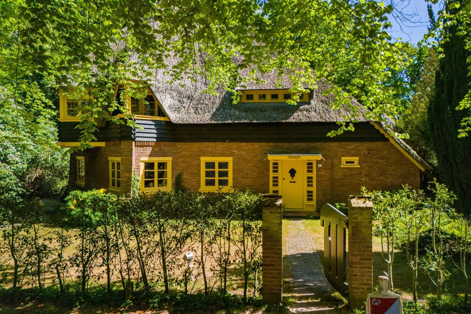 Villa De Boschkant, Bergen (NH) – voorgevel met de okergele voordeur