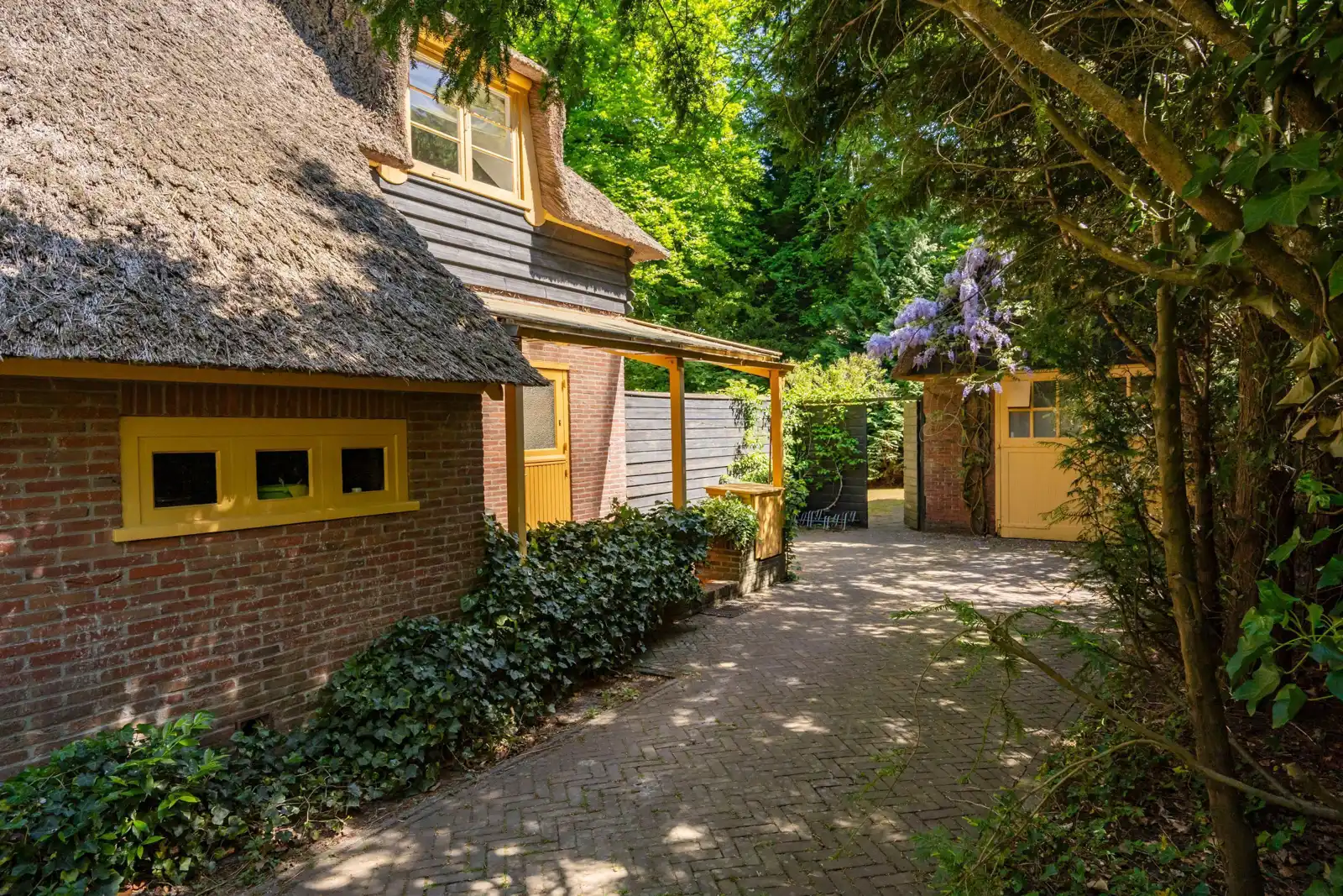 Villa De Boschkant, Bergen (NH) – gevel met het pad naar de schuur