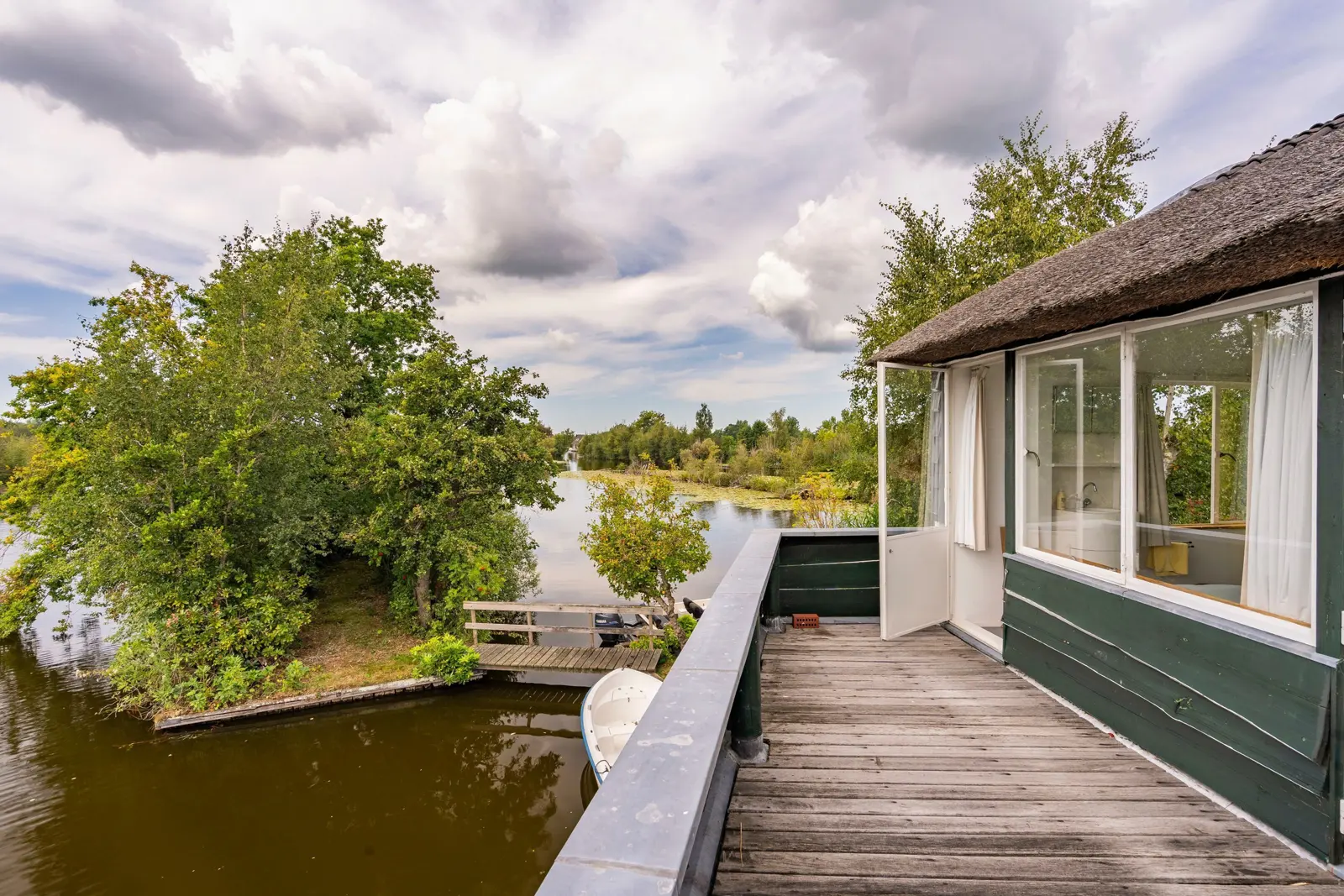 Zomerhuis De Braamakkers, Breukelen – balkon met uitzicht over de plas