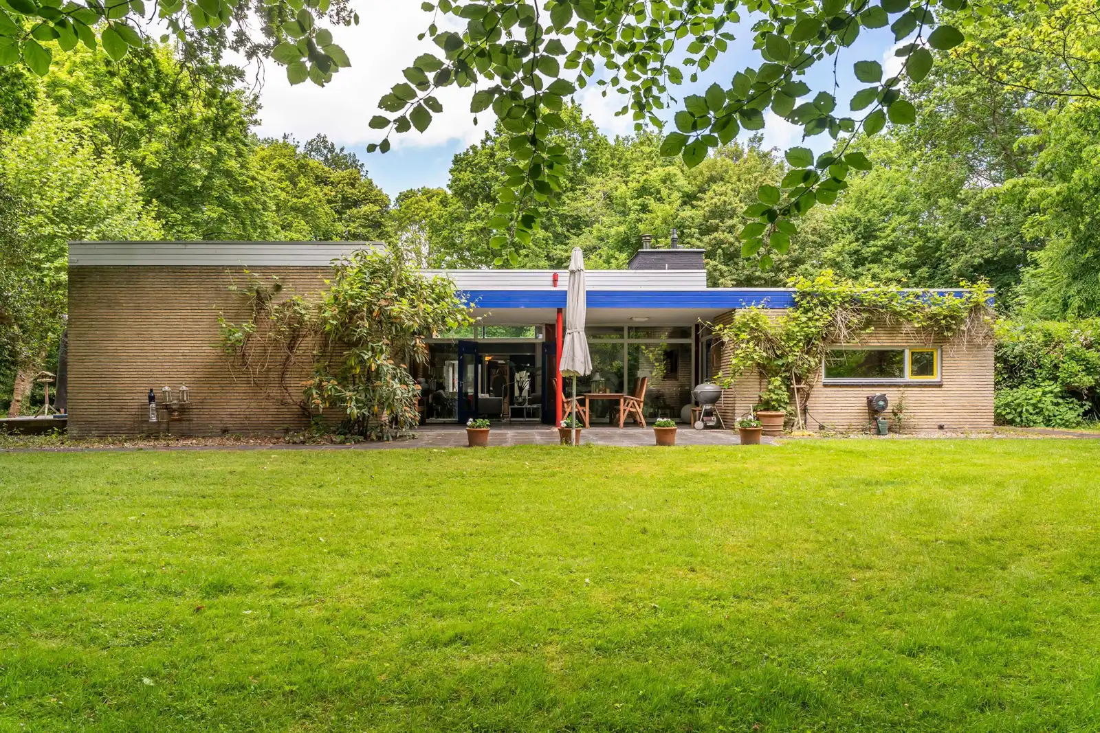 Rietveld-bungalow Folgeralaan 13, Drachten – de bungalow aan het gazon