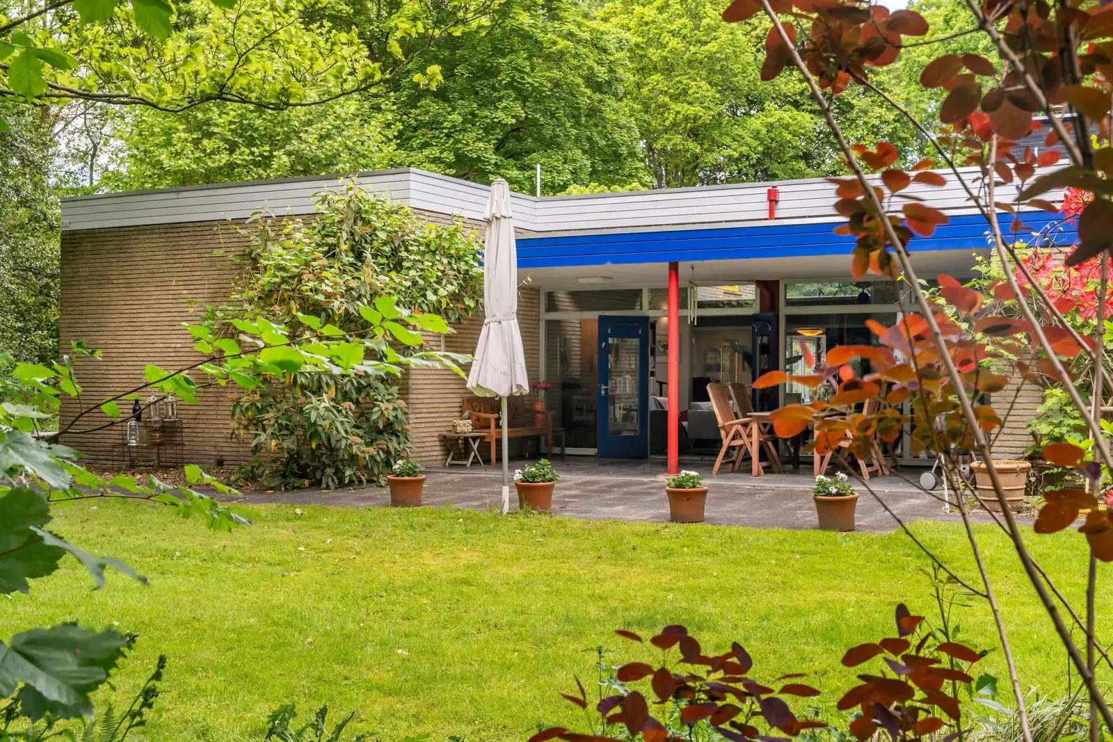 Rietveld-bungalow Folgeralaan 13, Drachten – gevel met de blauwe luifel