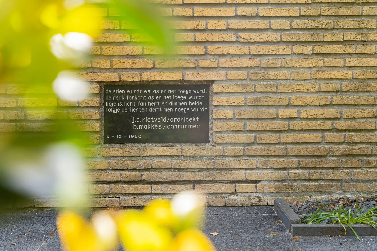 Rietveld-bungalow Folgeralaan 13, Drachten – gevelsteen met de namen van architect J.C. Rietveld en aannemer B. Makkes