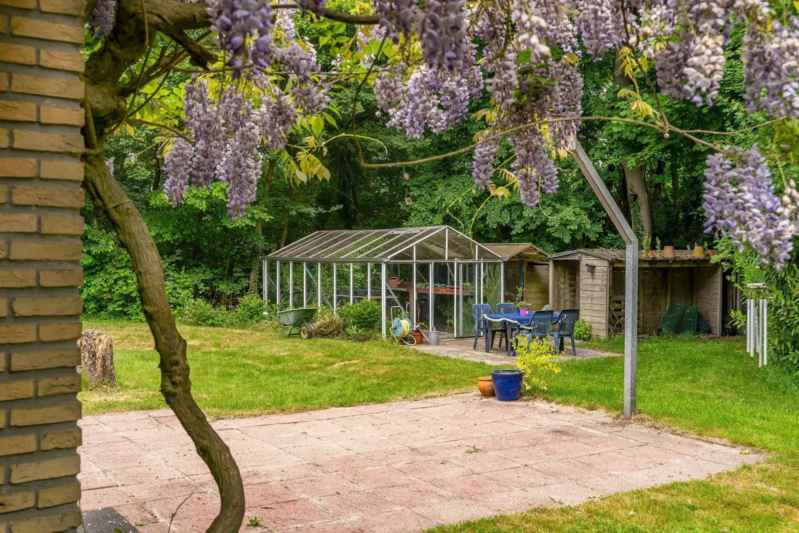 Rietveld-bungalow Folgeralaan 13, Drachten – terras en kas onder de blauweregen