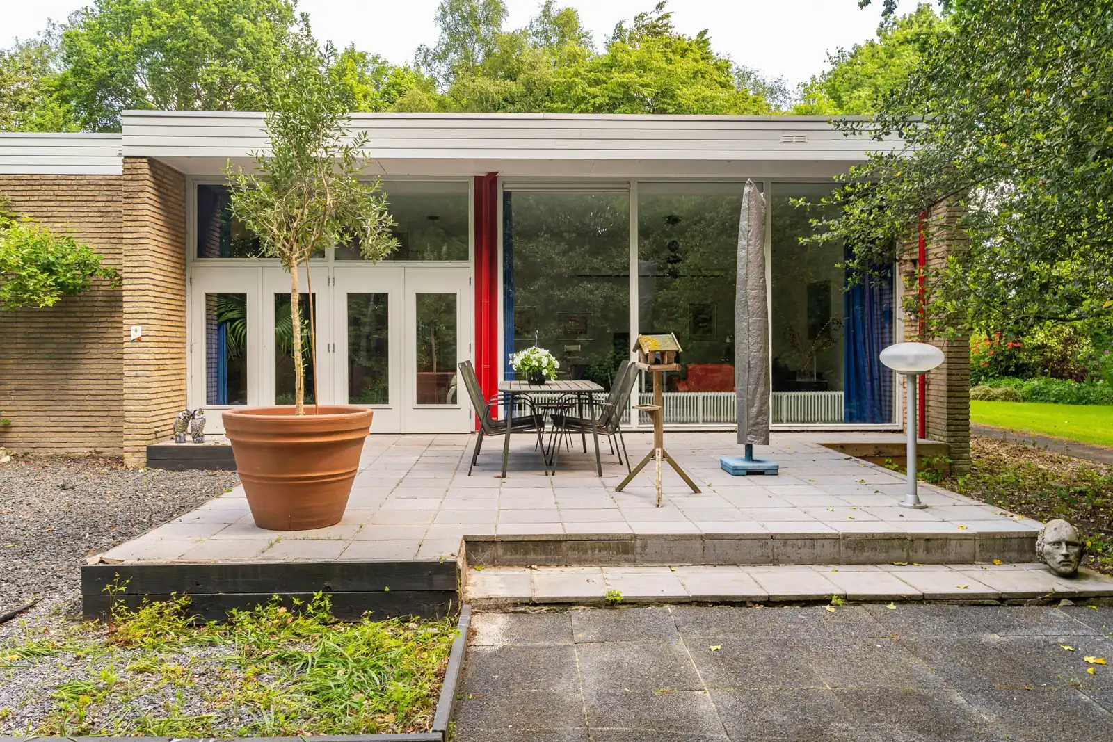 Rietveld-bungalow Folgeralaan 13, Drachten – glazen deuren en terras aan het grindplein