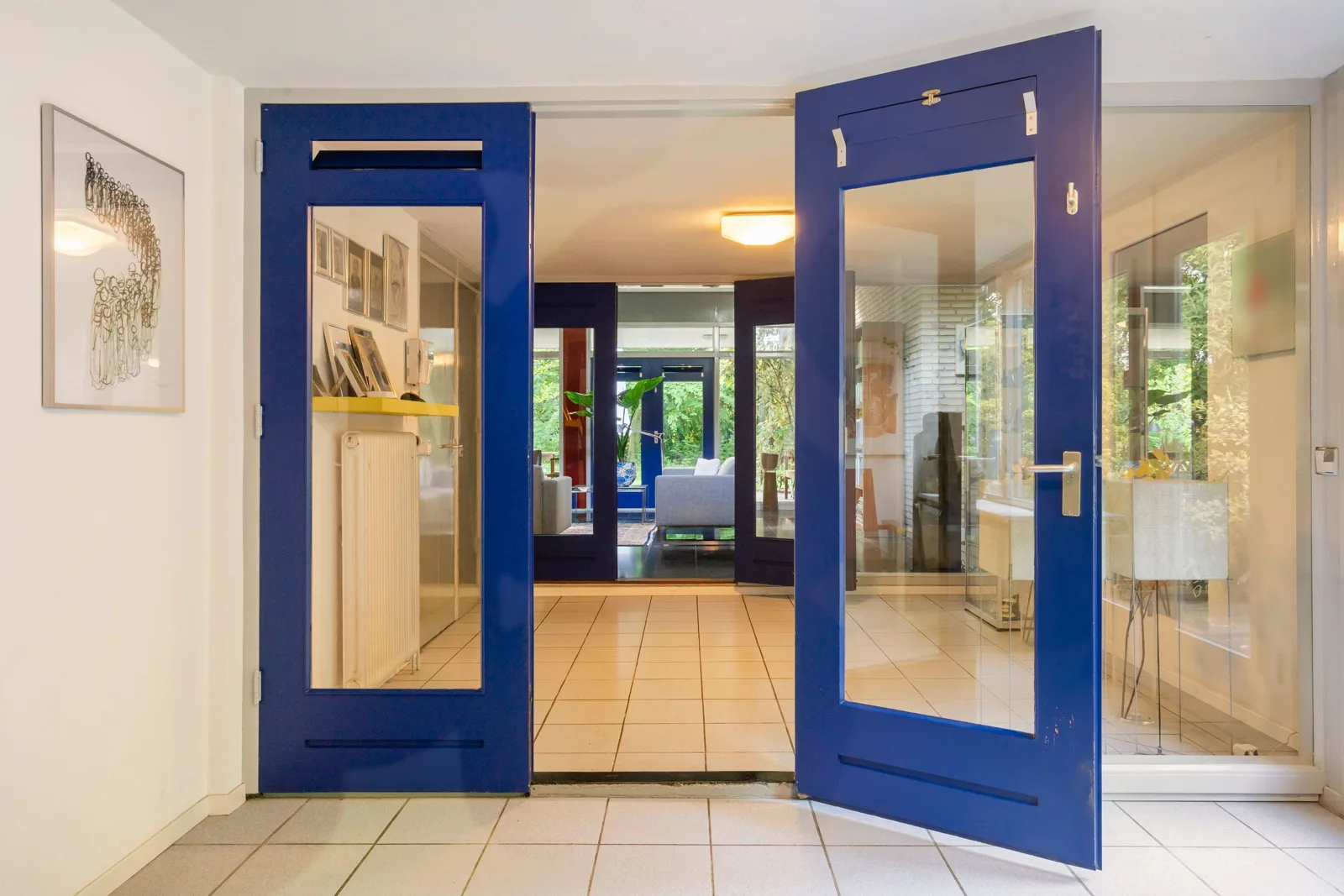 Rietveld-bungalow Folgeralaan 13, Drachten – de blauwe dubbele deuren naar de woonkamer