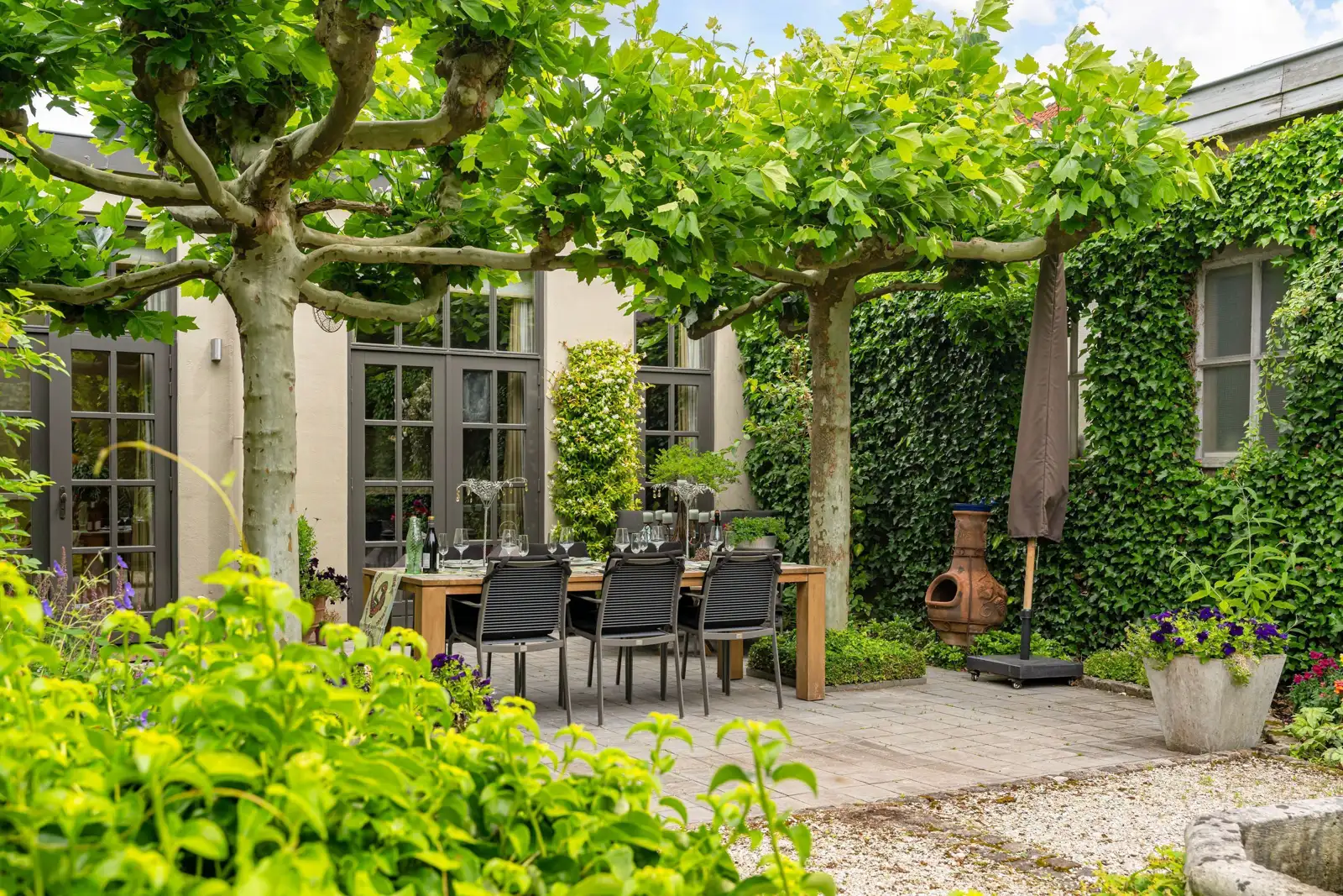 Loft #5, Gouda – terras onder de bomen