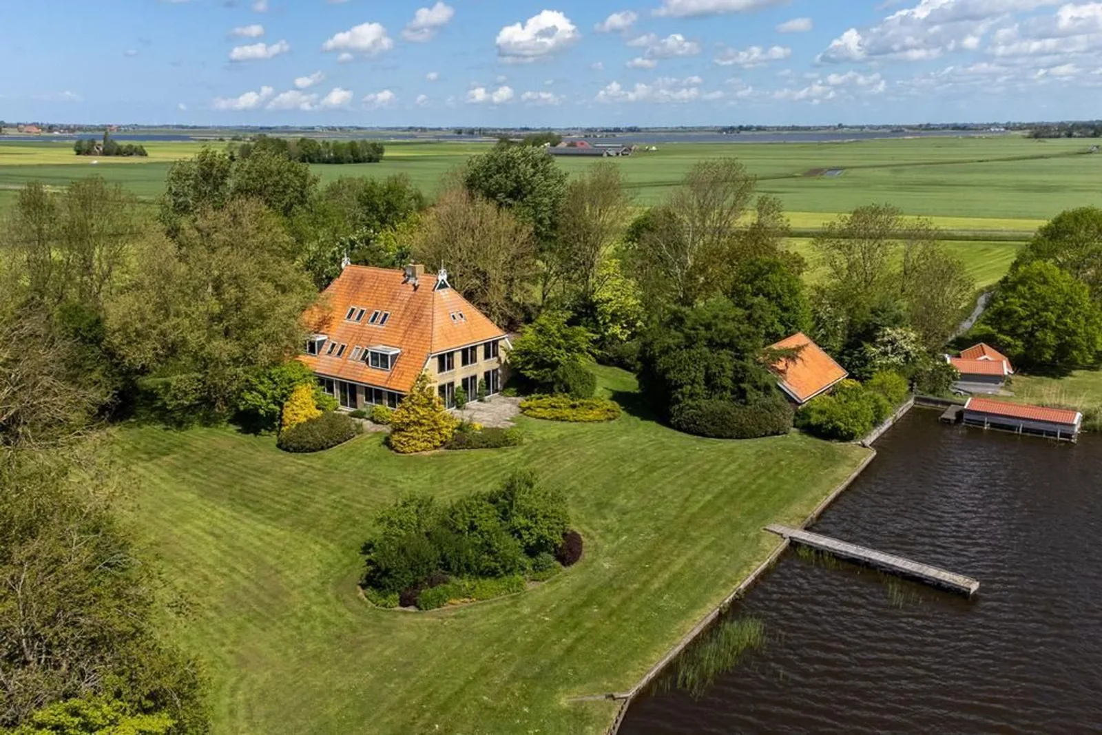 Koaidyk 2, It Heidenskip – luchtfoto aan het water