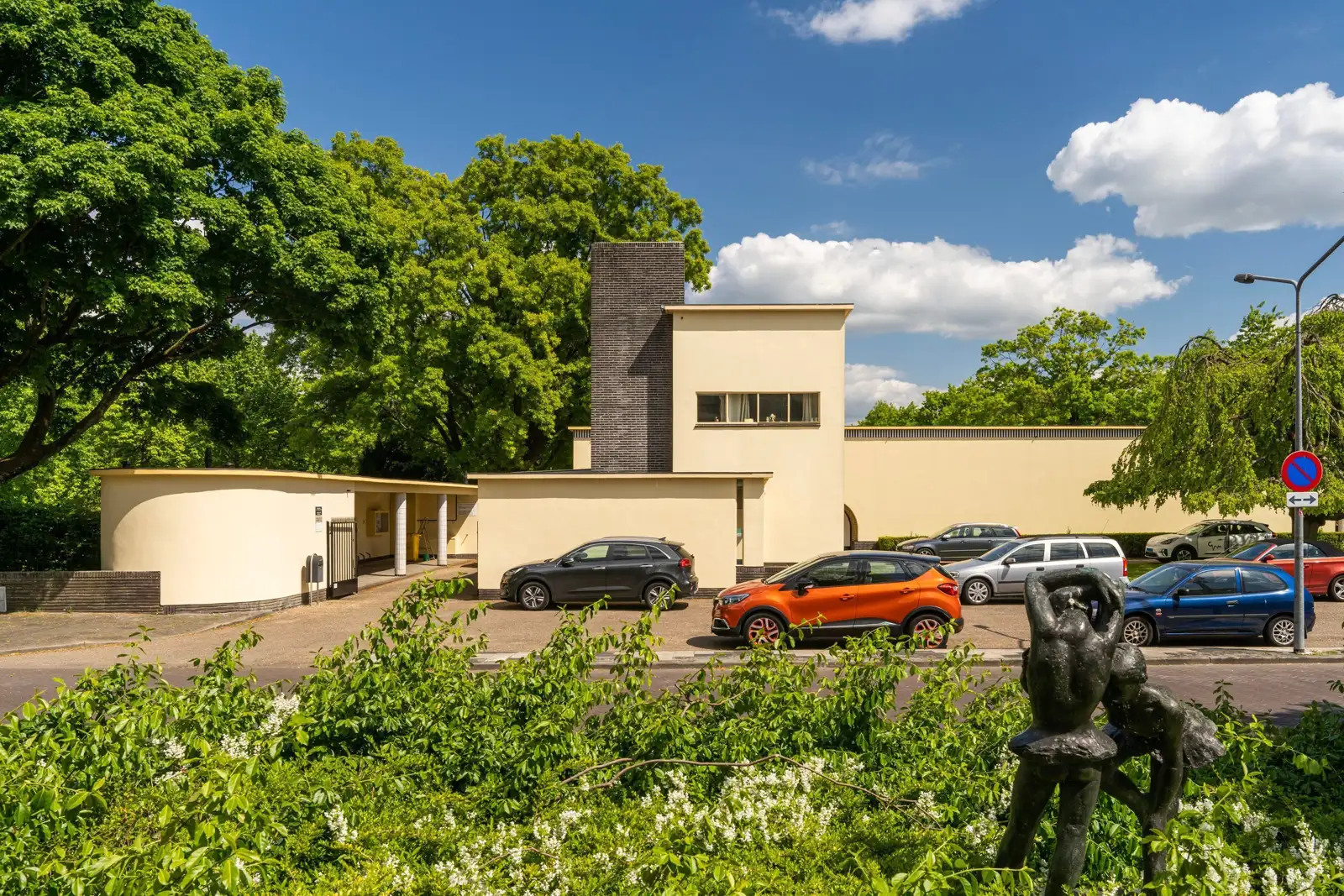 Dienstwoning Noorderbegraafplaats, Hilversum – de dienstwoning aan de vijver