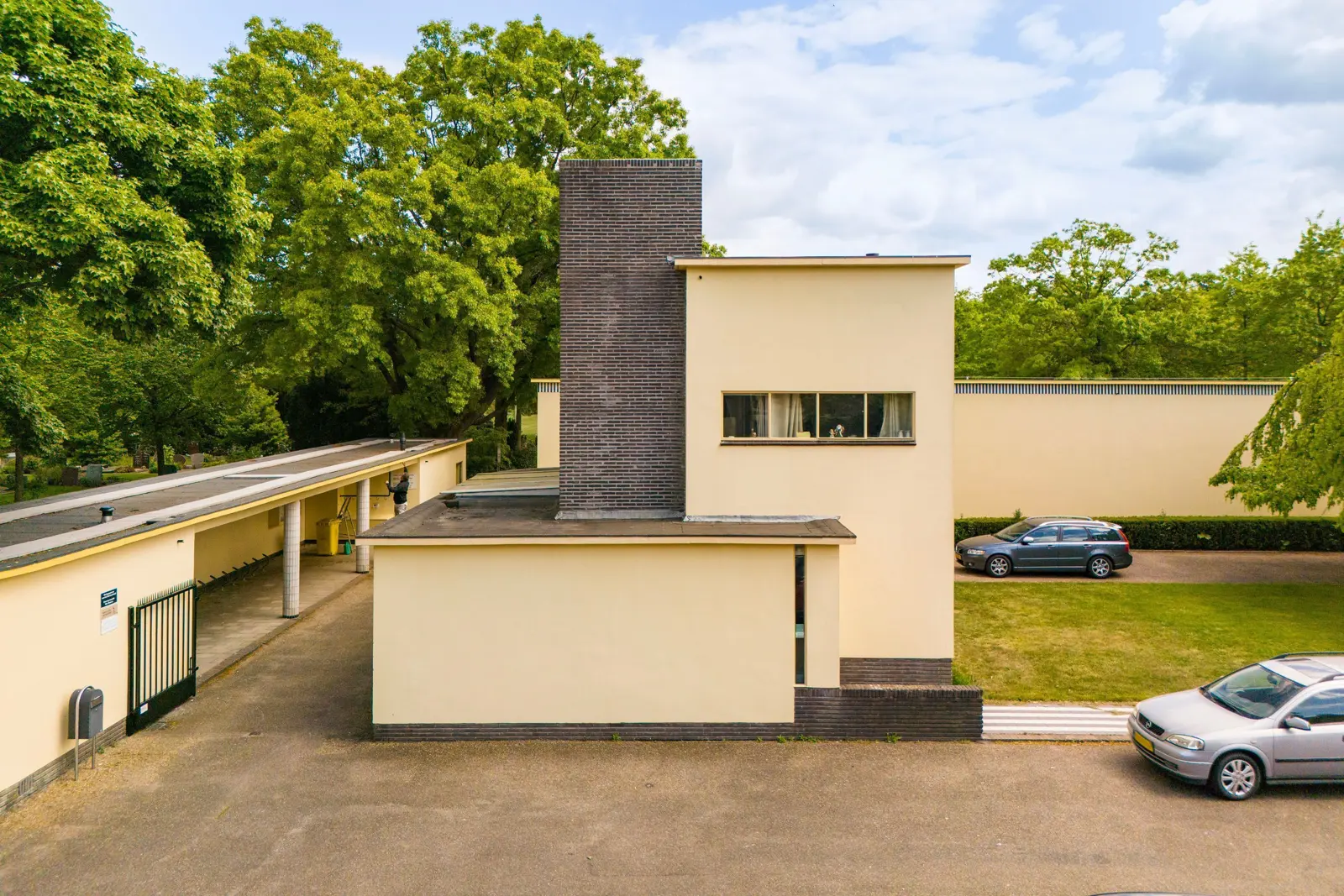 Dienstwoning Noorderbegraafplaats, Hilversum – gevel aan het pad
