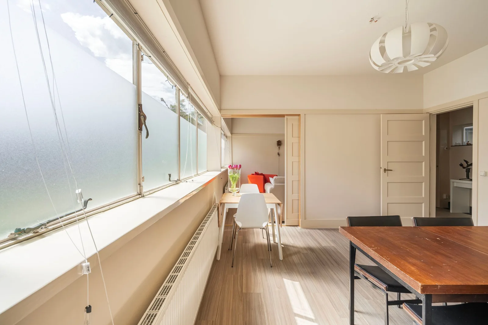 Dienstwoning Noorderbegraafplaats, Hilversum – woonkamer met lange ramen