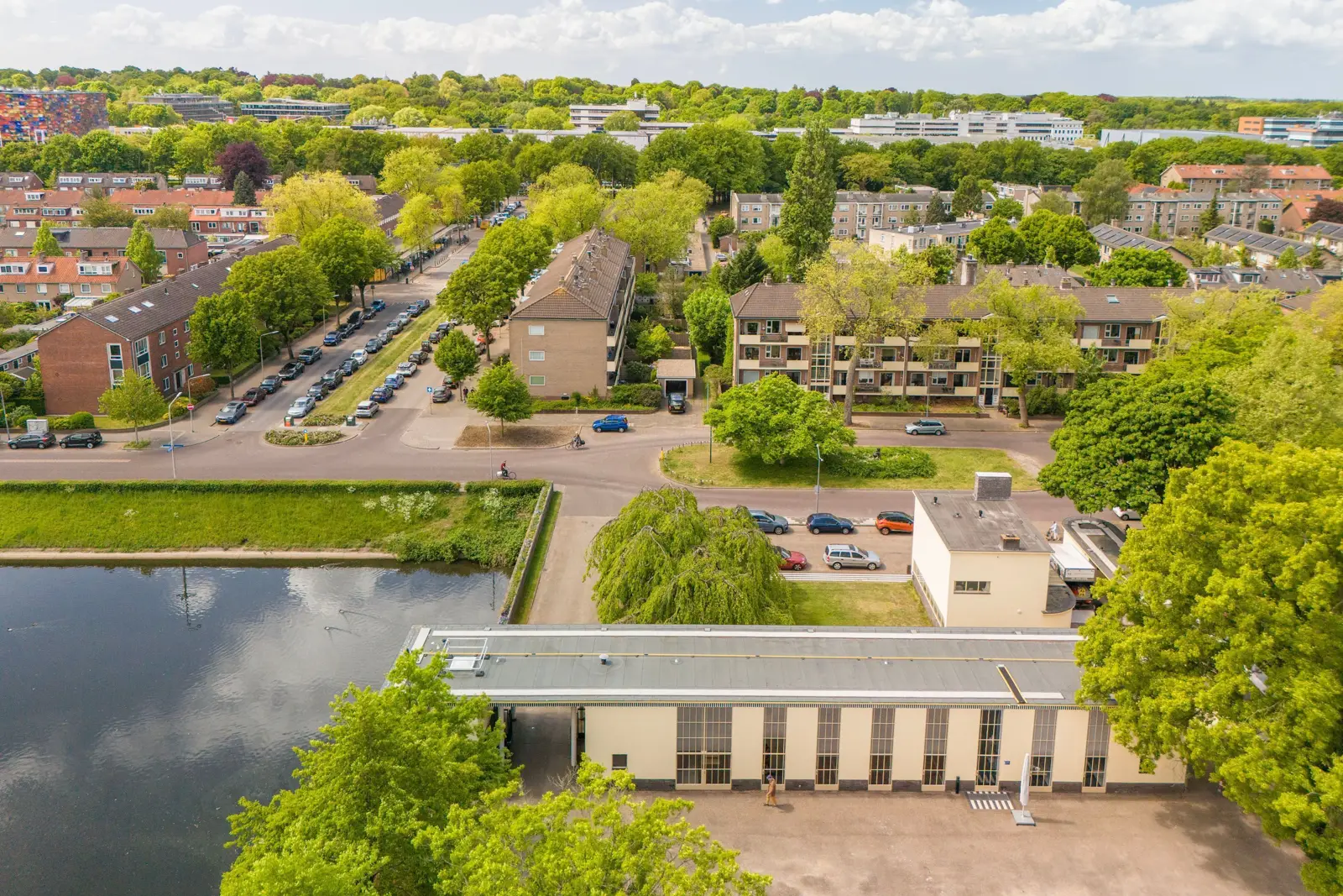 Dienstwoning Noorderbegraafplaats, Hilversum – luchtfoto met de vijver