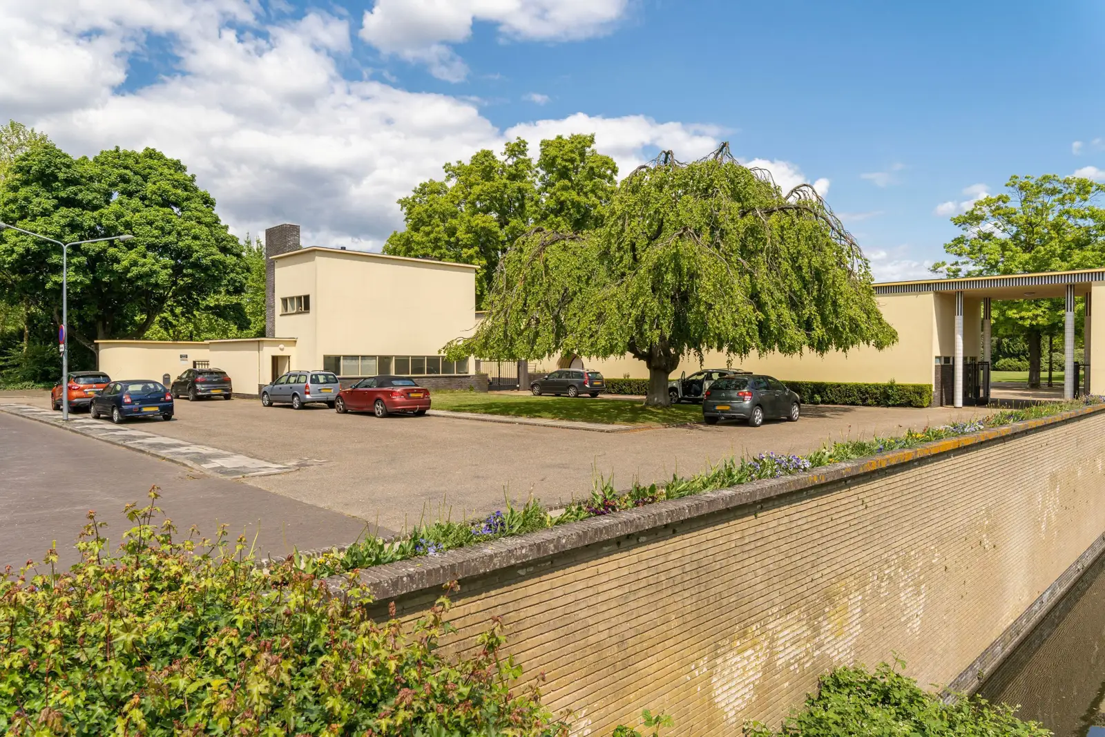 Dienstwoning Noorderbegraafplaats, Hilversum – ensemble aan de vijver