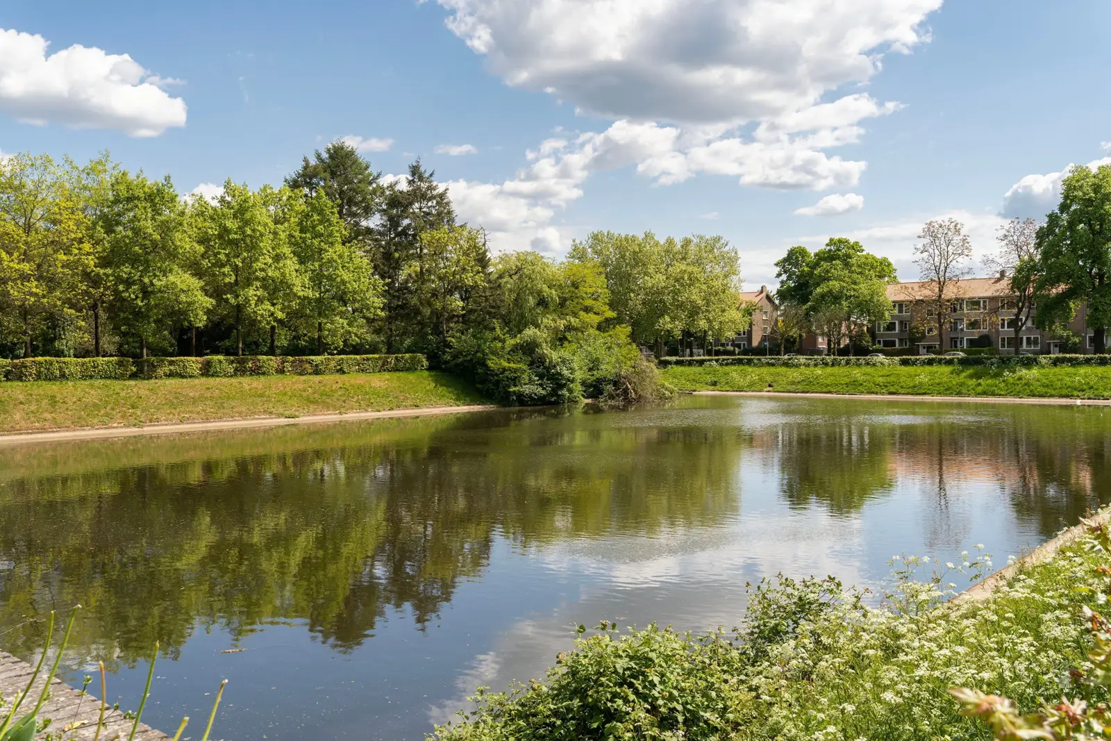Dienstwoning Noorderbegraafplaats, Hilversum – de vijver