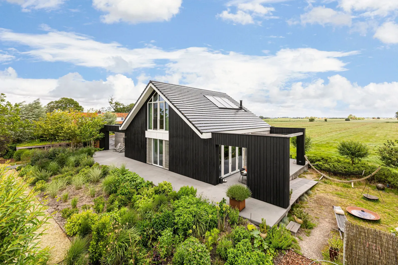 Architectuurwoning, Langelille – de zwarte gevels in het groen
