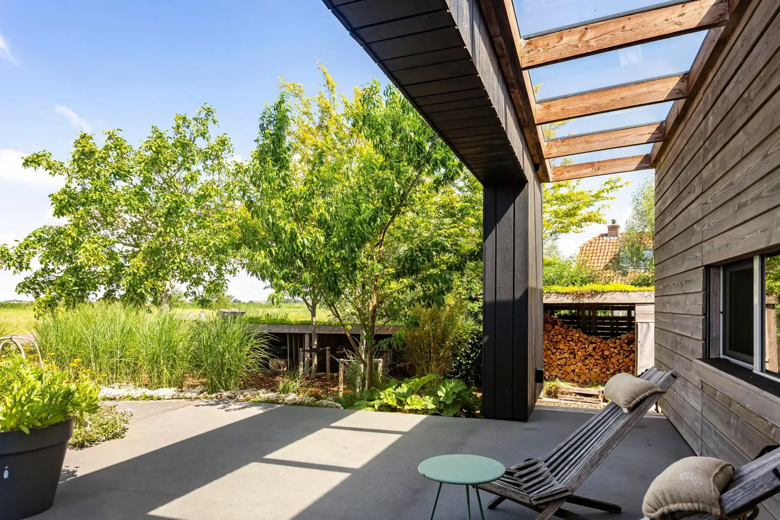 Architectuurwoning, Langelille – terras onder de overstek