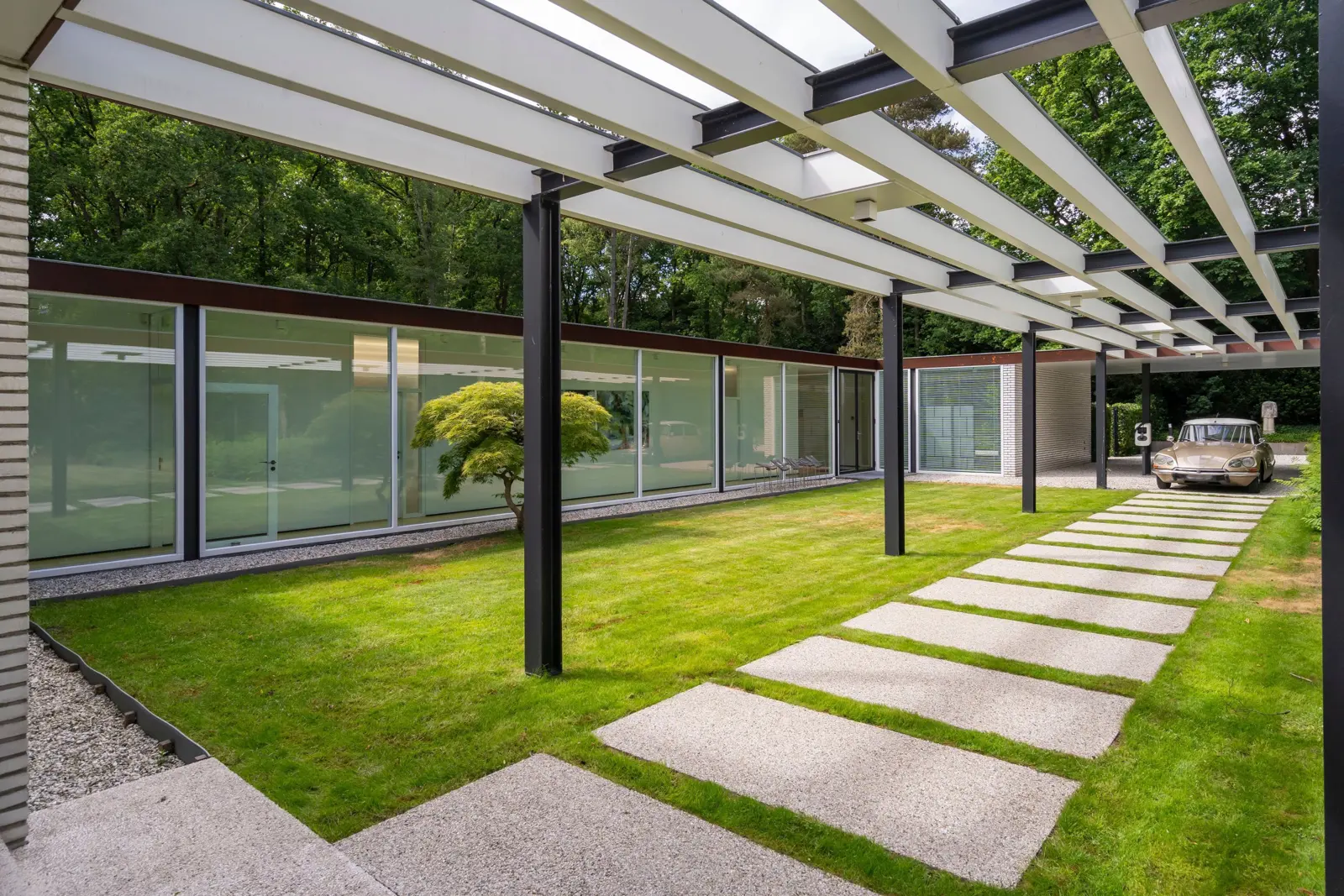 Woonhuis Bosschaert, Laren – pergola langs de gevel