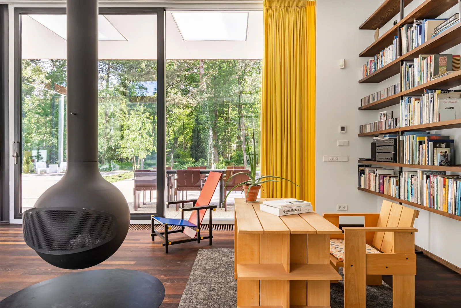 Woonhuis Bosschaert, Laren – woonkamer met zwevende haard