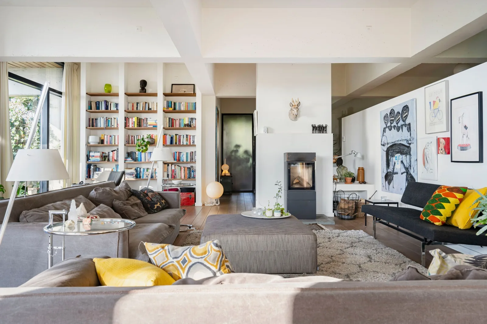 Villa Uilenstein, Leersum – woonkamer met boekenwand