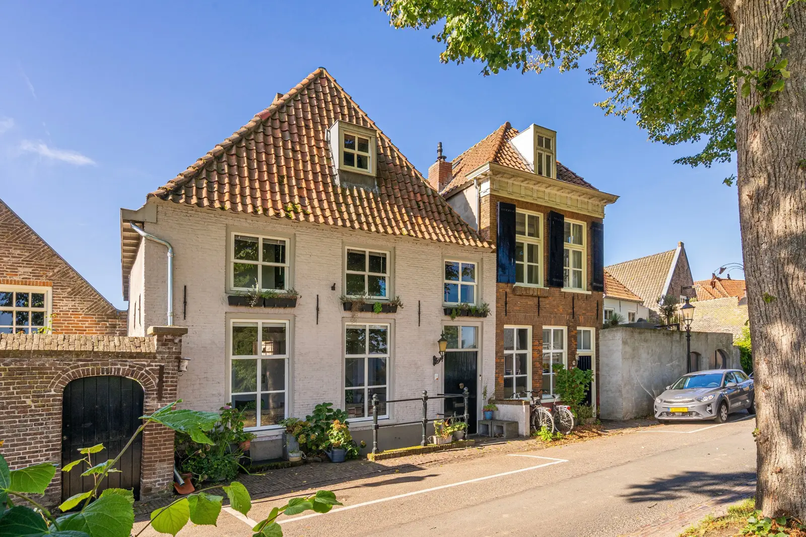 Stadshuis Maasdijk 40, Ravenstein – de witte gevel met de oranje pannen