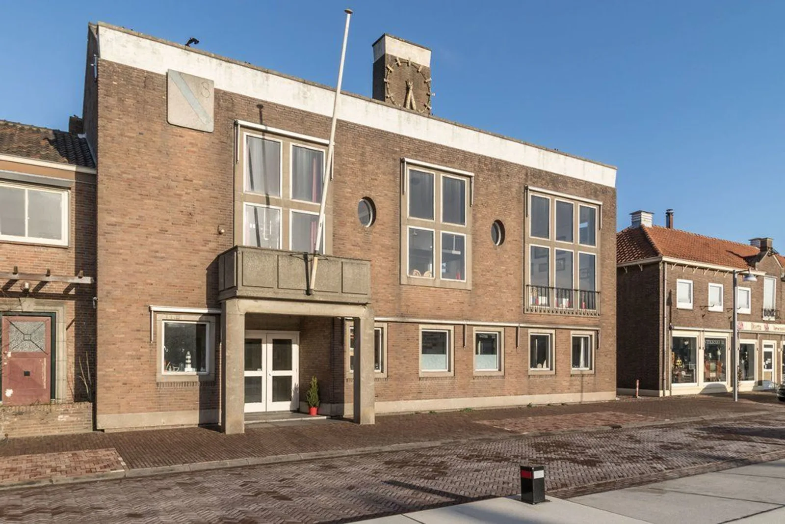 Voormalig raadhuis Schoondijke, Schoondijke – voorgevel met de klok