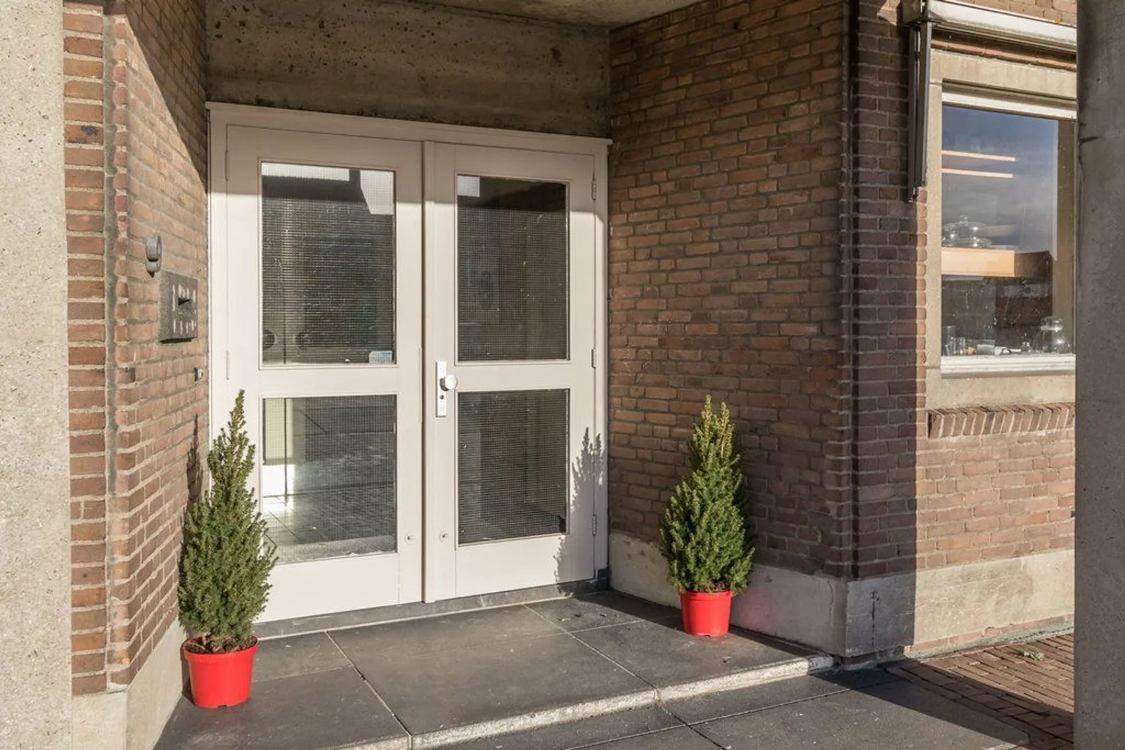 Voormalig raadhuis Schoondijke, Schoondijke – entree