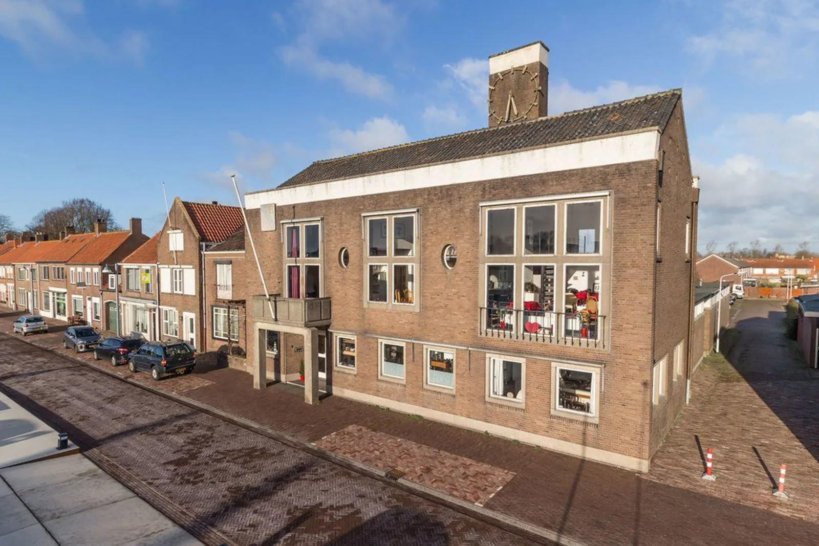 Voormalig raadhuis Schoondijke, Schoondijke – het raadhuis in de straat