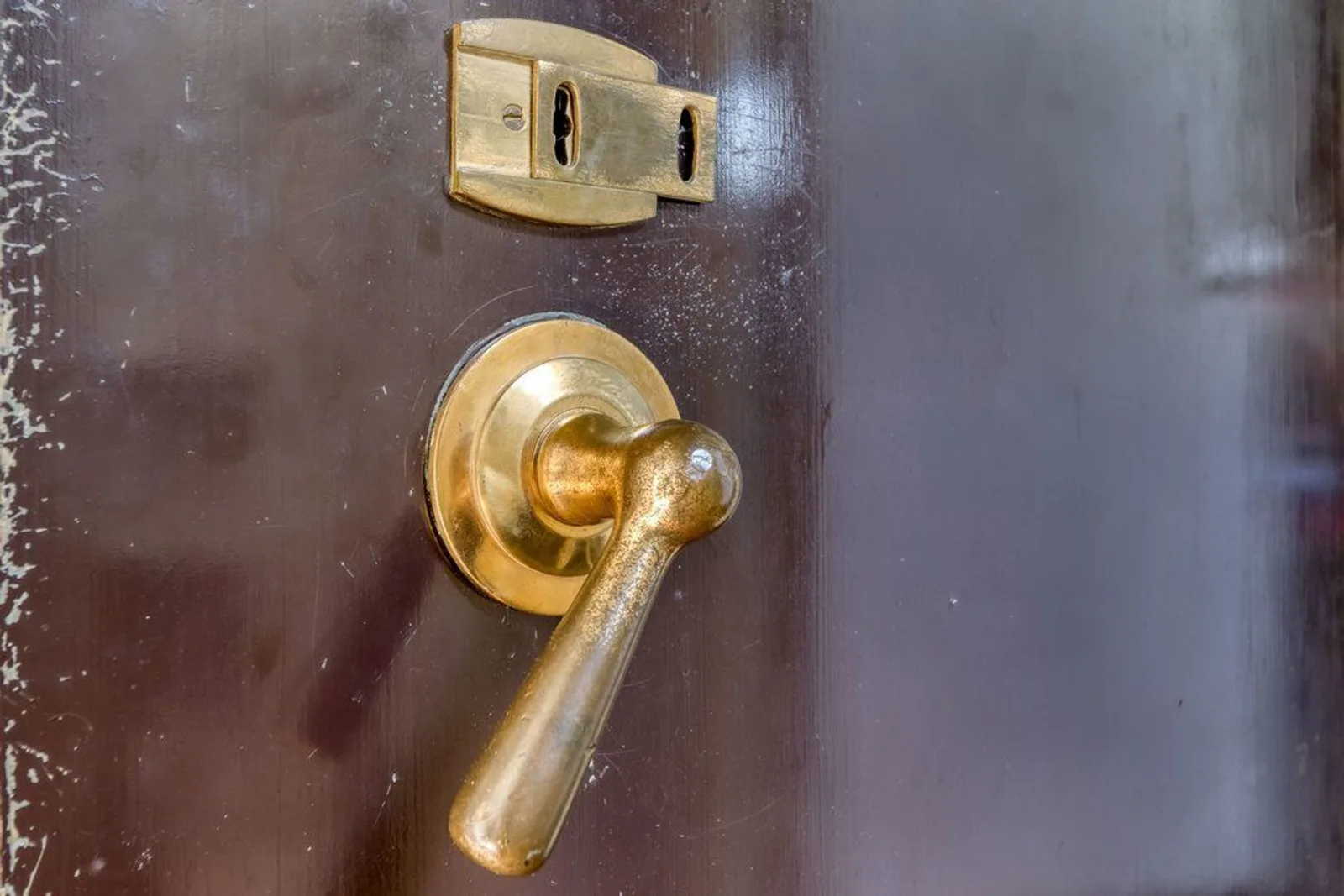Voormalig raadhuis Schoondijke, Schoondijke – detail van het hang- en sluitwerk