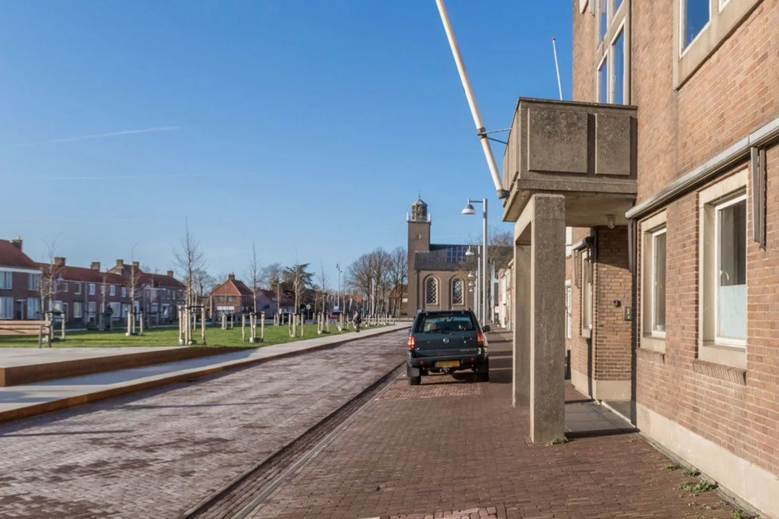 Voormalig raadhuis Schoondijke, Schoondijke – gevel met balkon