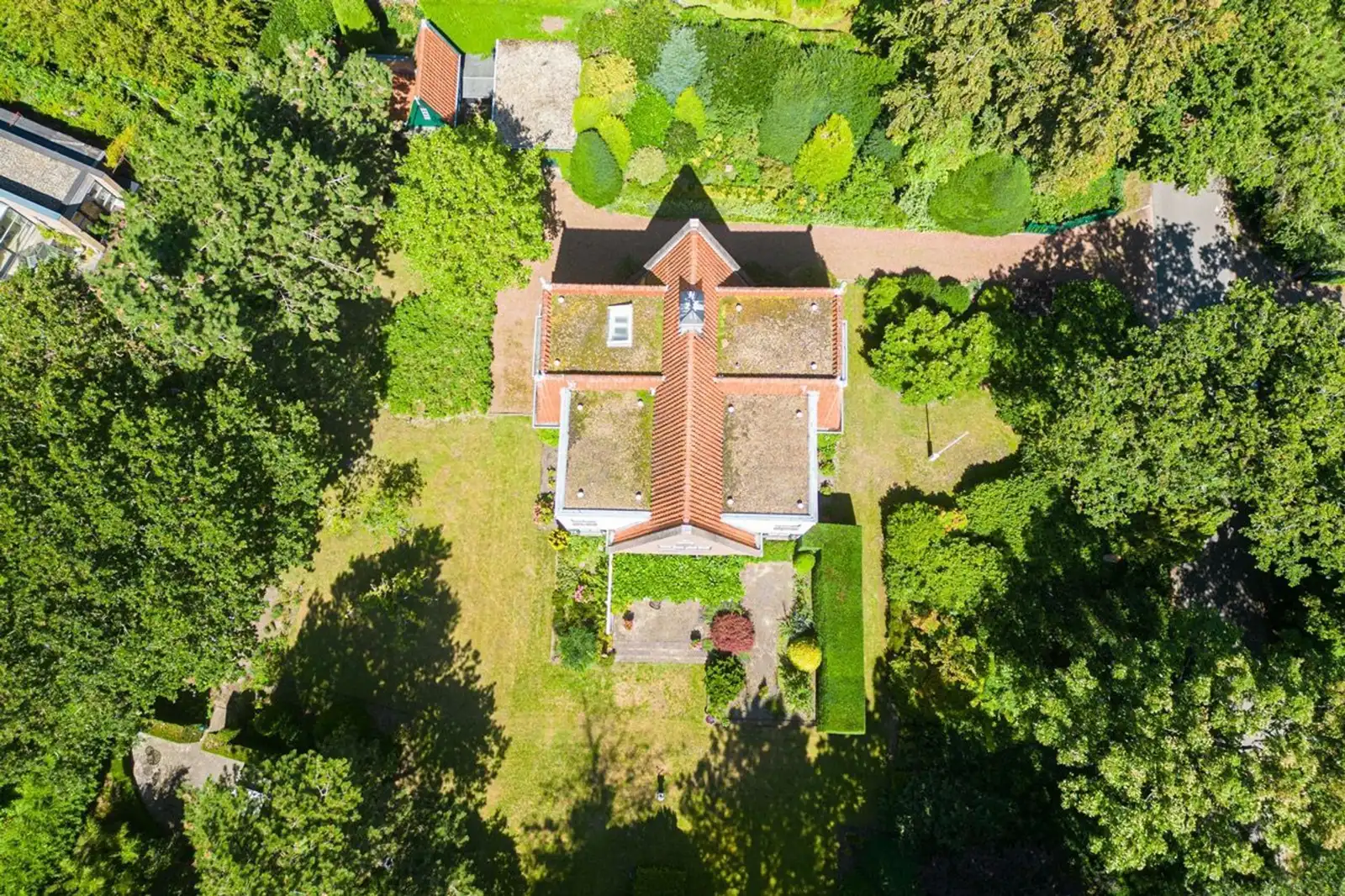 Villa De Kroft, Schoorl – luchtfoto van villa en tuin