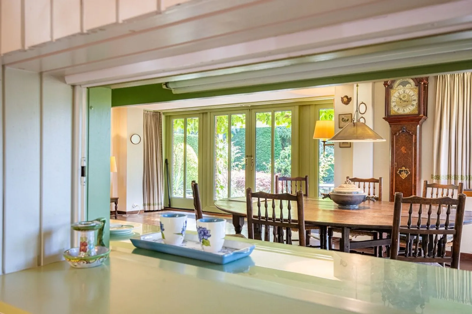 Villa De Kroft, Schoorl – eetkamer met zicht op de tuin