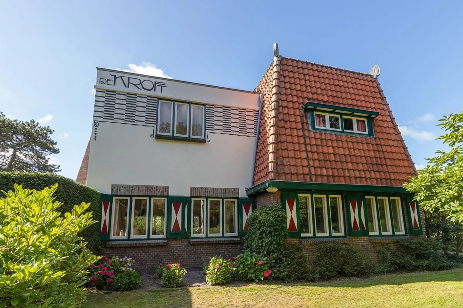 Villa De Kroft, Schoorl – voorgevel met de steile kap