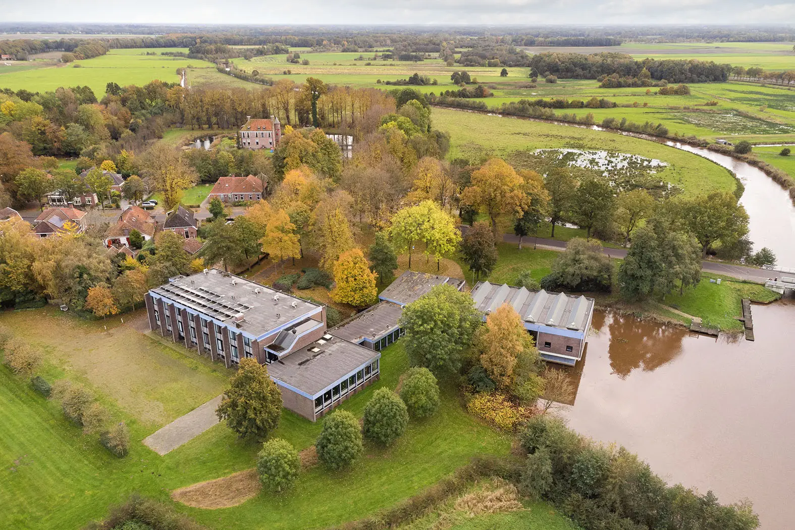 Voormalig gemeentehuis Wedde, Wedde – het voormalige gemeentehuis vanuit de lucht, aan het water